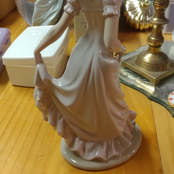 Nao by Lladro Elegant Lady #0764